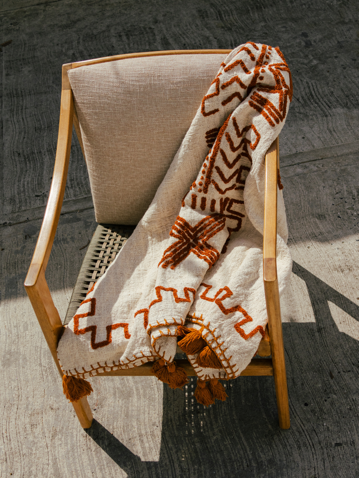 COJINES Y THROWS HECHOS A MANO POR ARTESANOS EN BALI CON MATERIALES NATURALES COMO ALGODON Y LINO